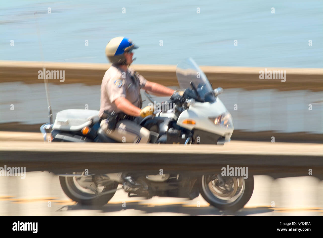 Policier motocycliste voyageant à travers Bixby bridge sur l'autoroute 1 Pacific Coast Highway à proximité de Monterey en Californie Banque D'Images