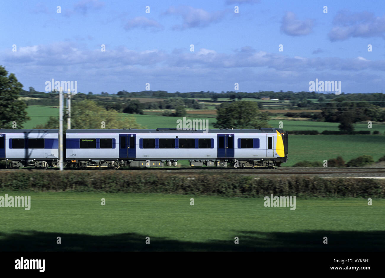 Les trains Desiro Central electric train à grande vitesse entre Coventry et Rugby, Warwickshire, England, UK Banque D'Images