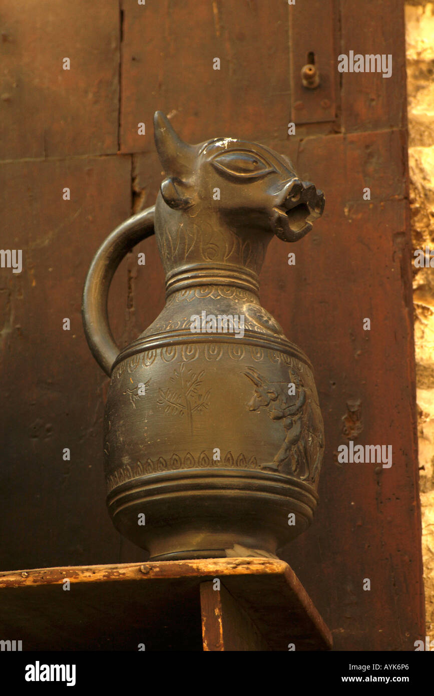 Articles en céramique noire typique de la céramique étrusque Gubbio portrait vertical vertical Banque D'Images