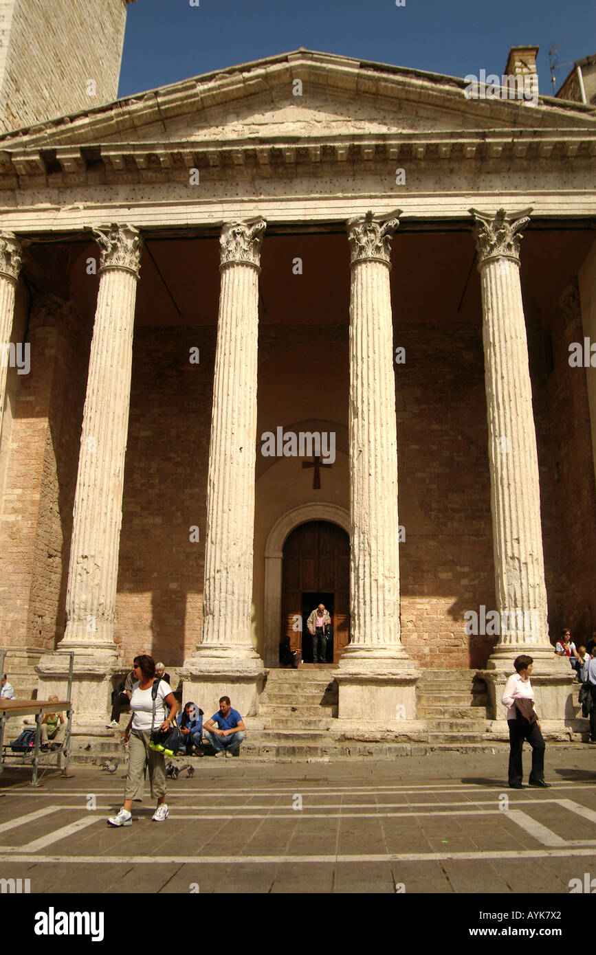 Colonnes du temple de Minerve à Piazza del Comune assise portrait vertical vertical Banque D'Images