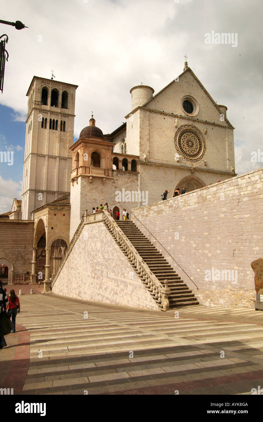 La basilique de San Francesco d'Assisi montrant églises inférieure et supérieure verticale verticale portrait Banque D'Images