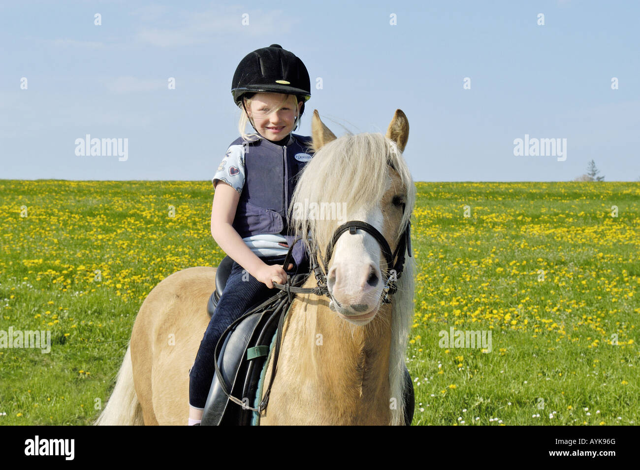 Jeune fille sur un poney Welsh Banque D'Images