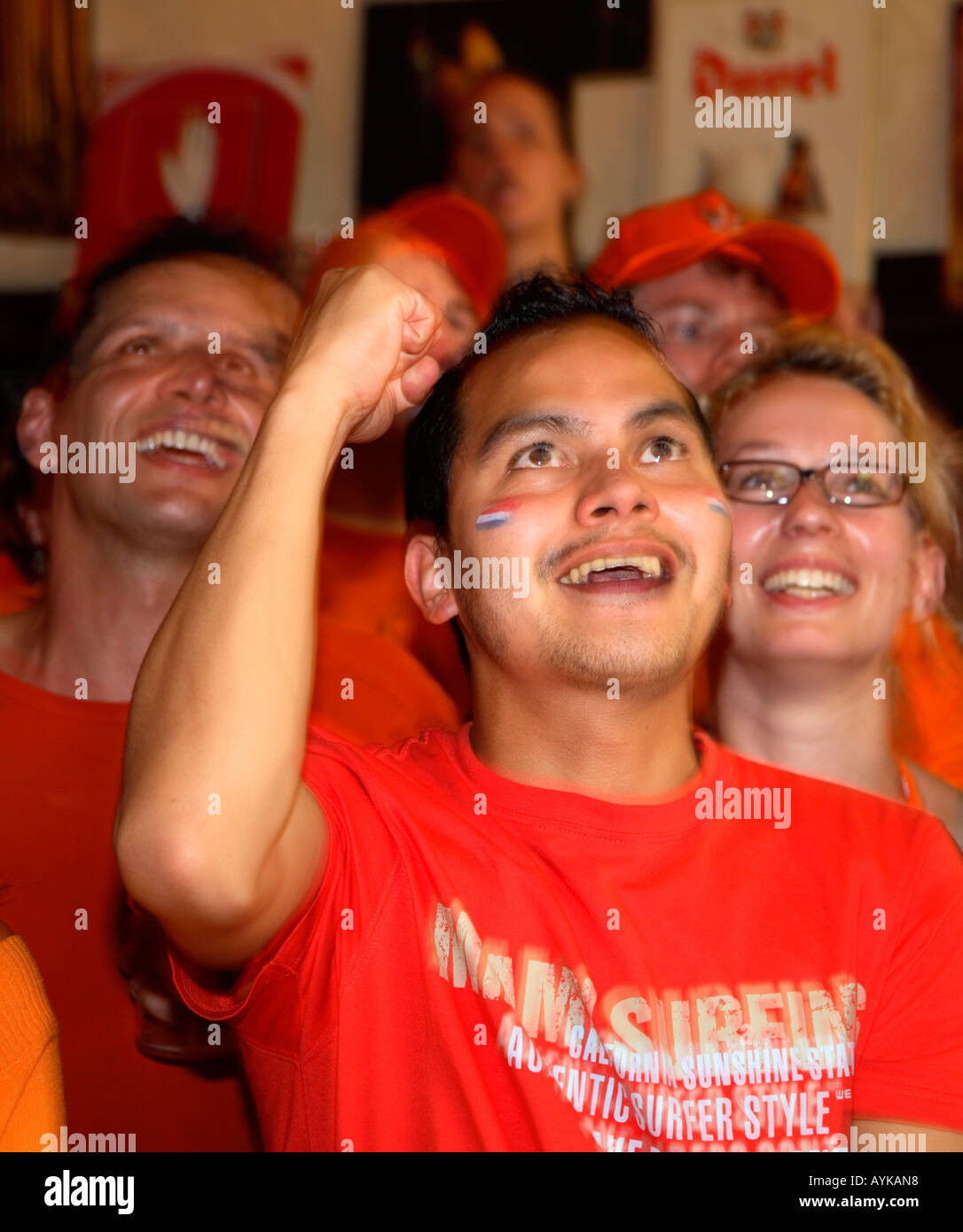 Holland fans regarder leur Coupe du Monde 2006 de 1-0 contre la Serbie Monténégro, ourlets de Bar, Londres Banque D'Images