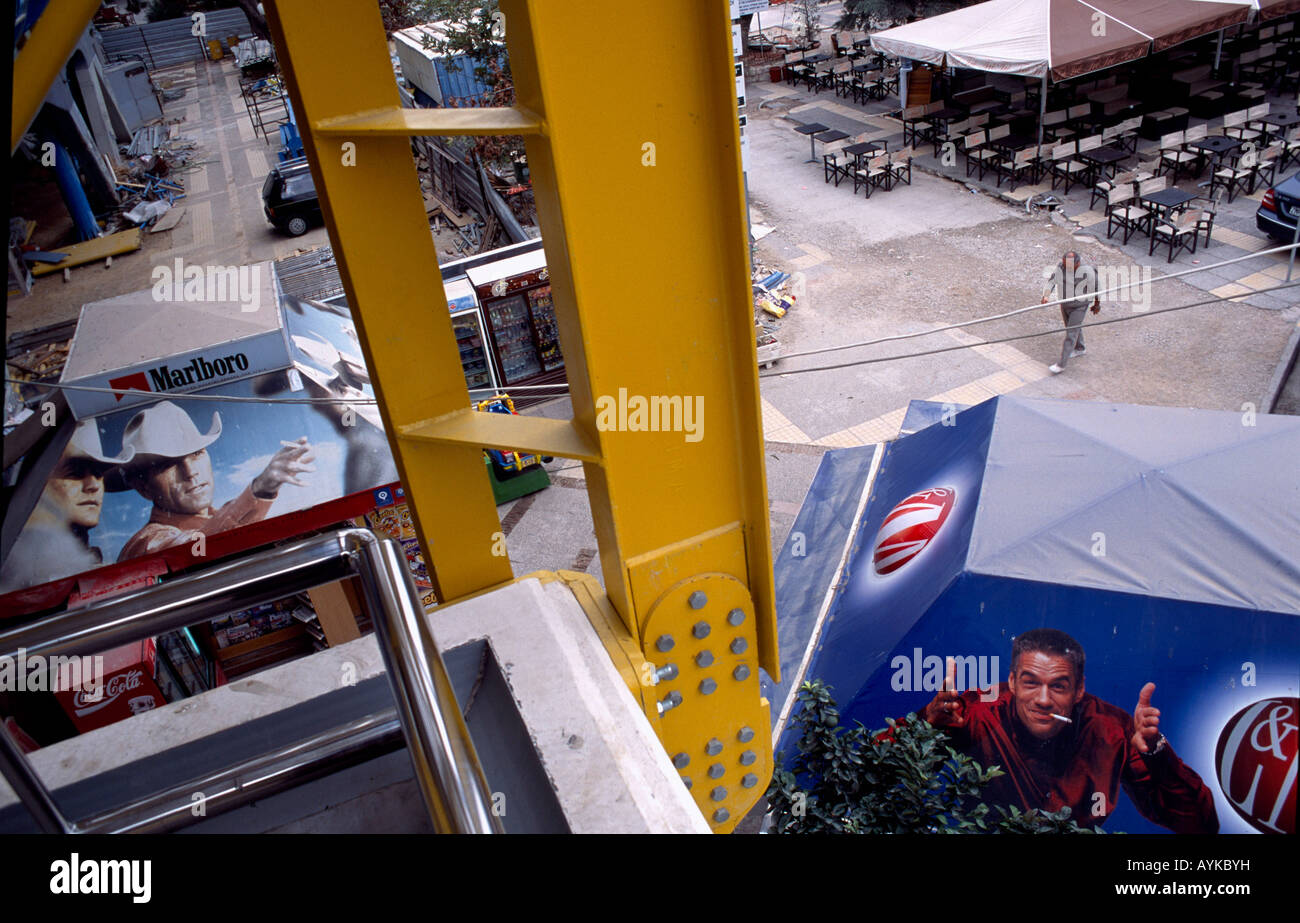 La publicité du tabac et pilier d'acier passant à une station de métro à proximité du port du Pirée Banque D'Images