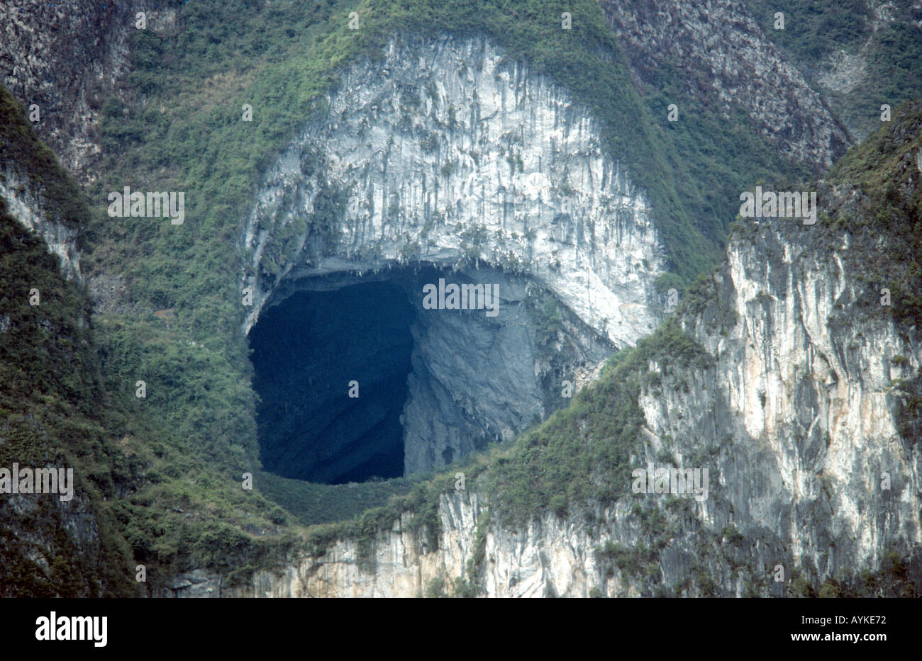 100m de large entrée de Ma Wang Dong grottes Guangxi Chine Banque D'Images