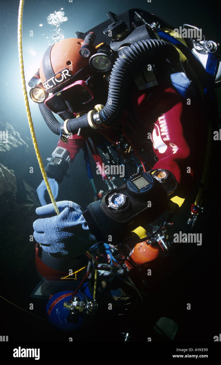 Plongeur spéléo suisse Oliver Isler en utilisant un recycleur décompresser pendant 15 heures de plongée à Doux de Coly cave france Banque D'Images