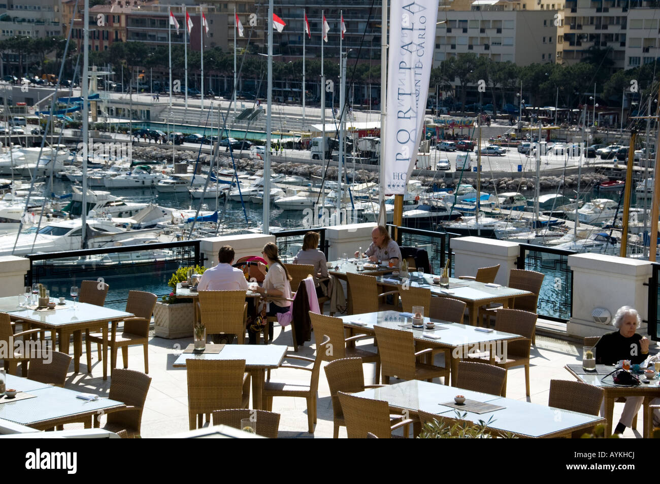 Un restaurant en plein air donnant sur le Port Hercule à Monaco Photo Stock  - Alamy
