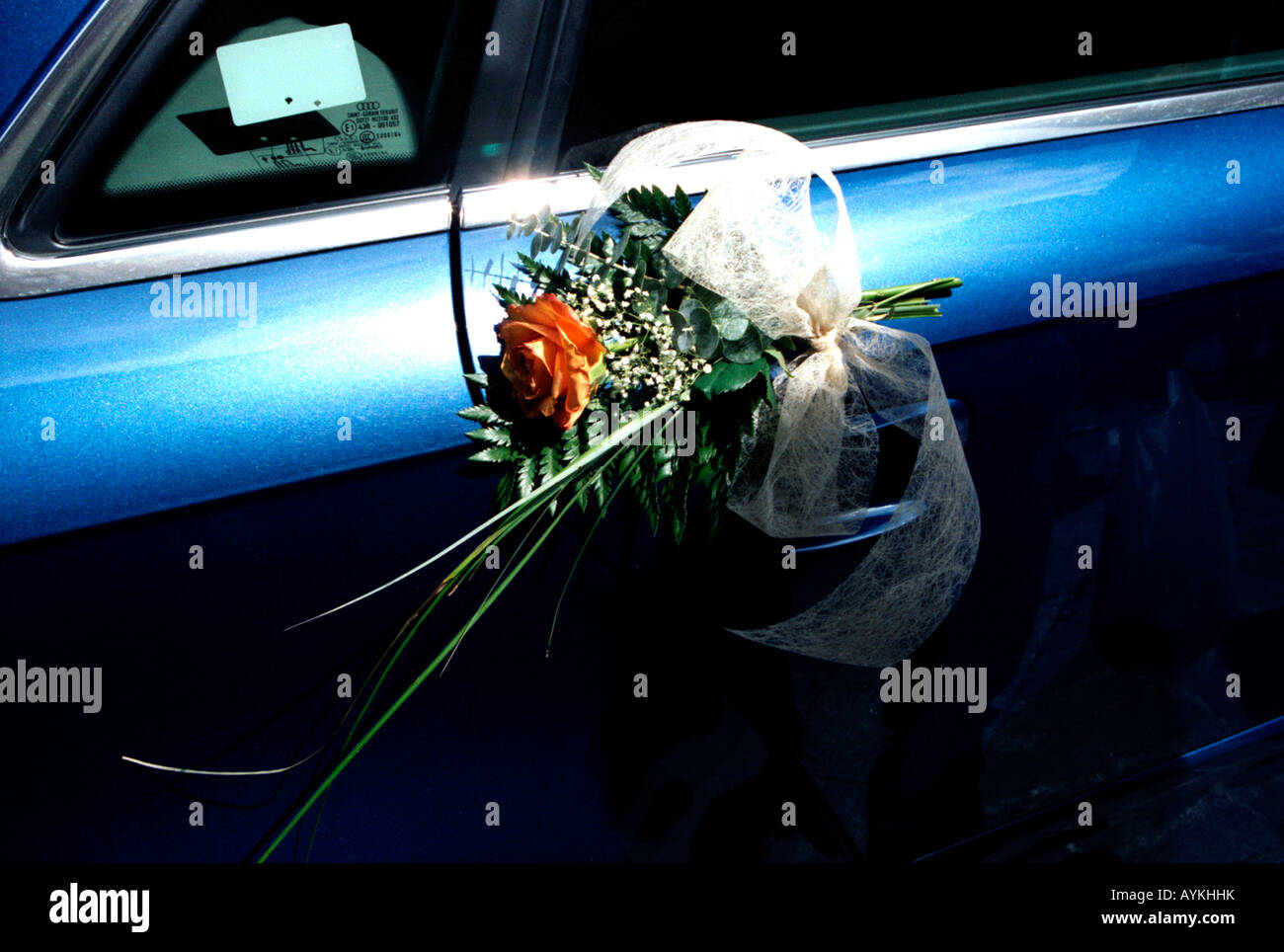 Bouquet sur porte de voiture de mariage, Espagne Banque D'Images