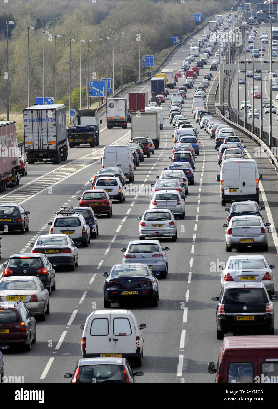 Un FORT TRAFIC SUR L'autoroute M6 SORTIE 12 DIRECTION NORD,PRÈS DE CANNOCK, Staffordshire, Royaume-Uni., Banque D'Images