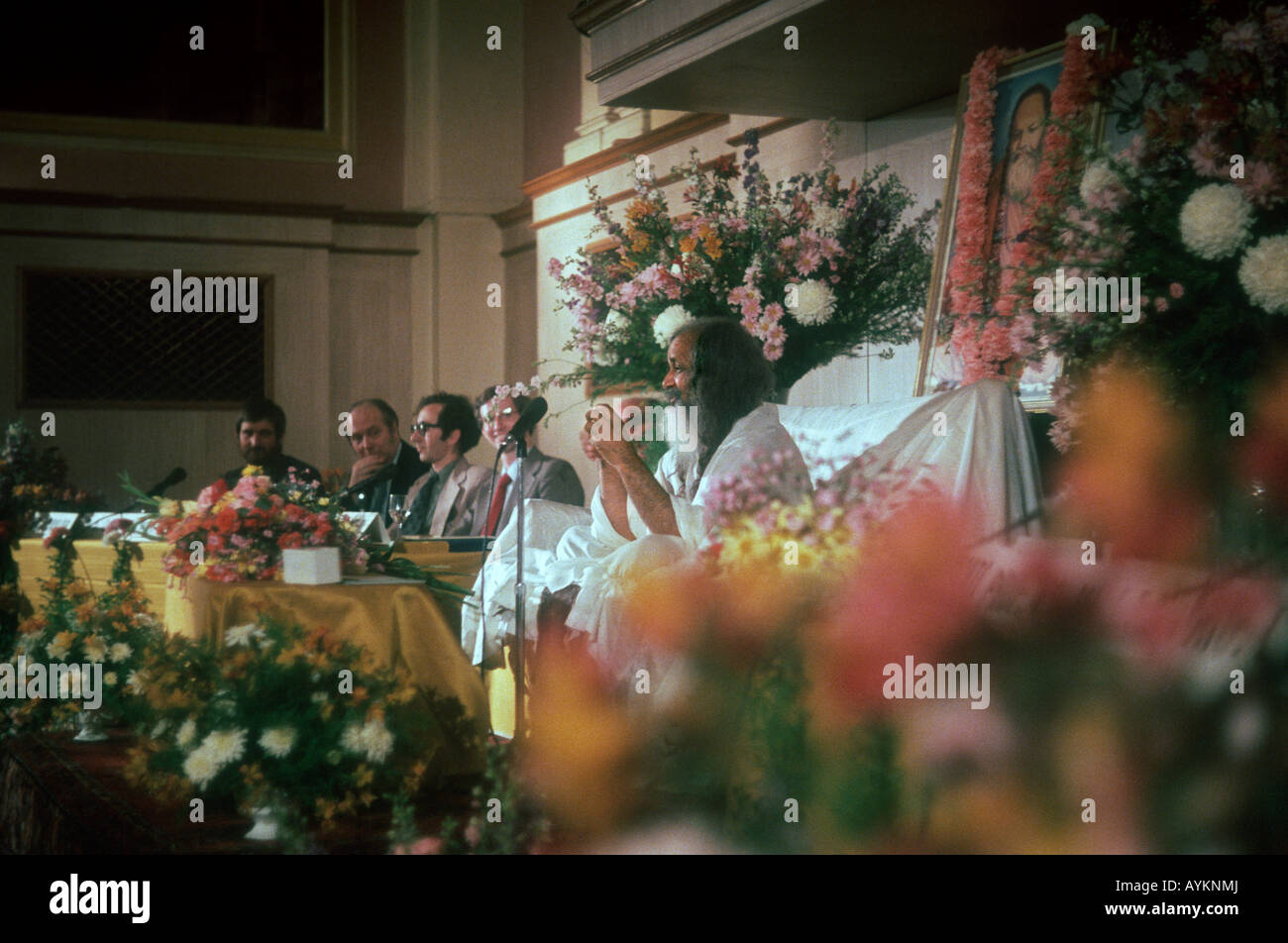 Maharishi Mahesh Yogi parle au Connaught Rooms Banque D'Images