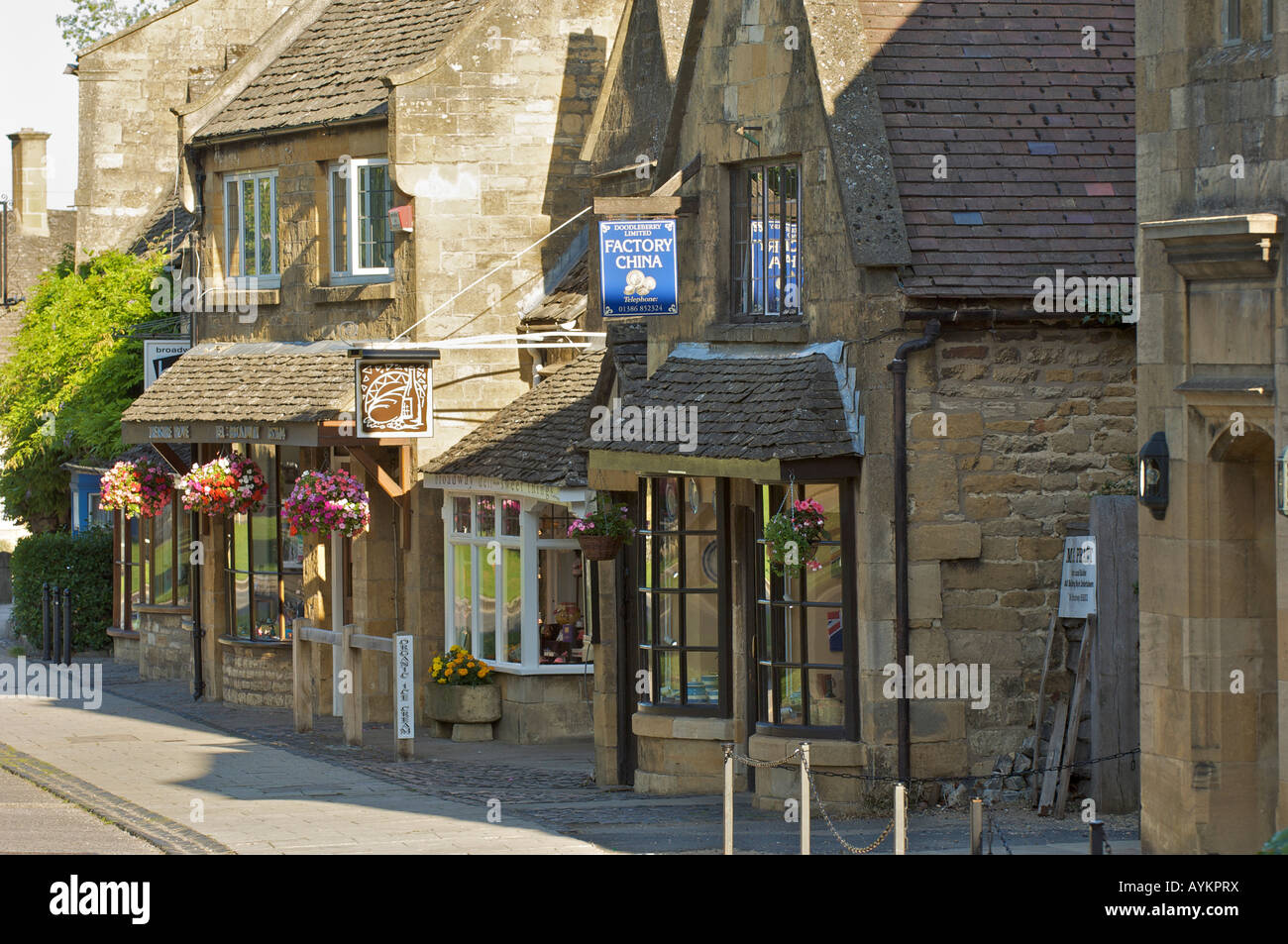 Haut de Broadway Street dans les Cotswolds en Angleterre Banque D'Images