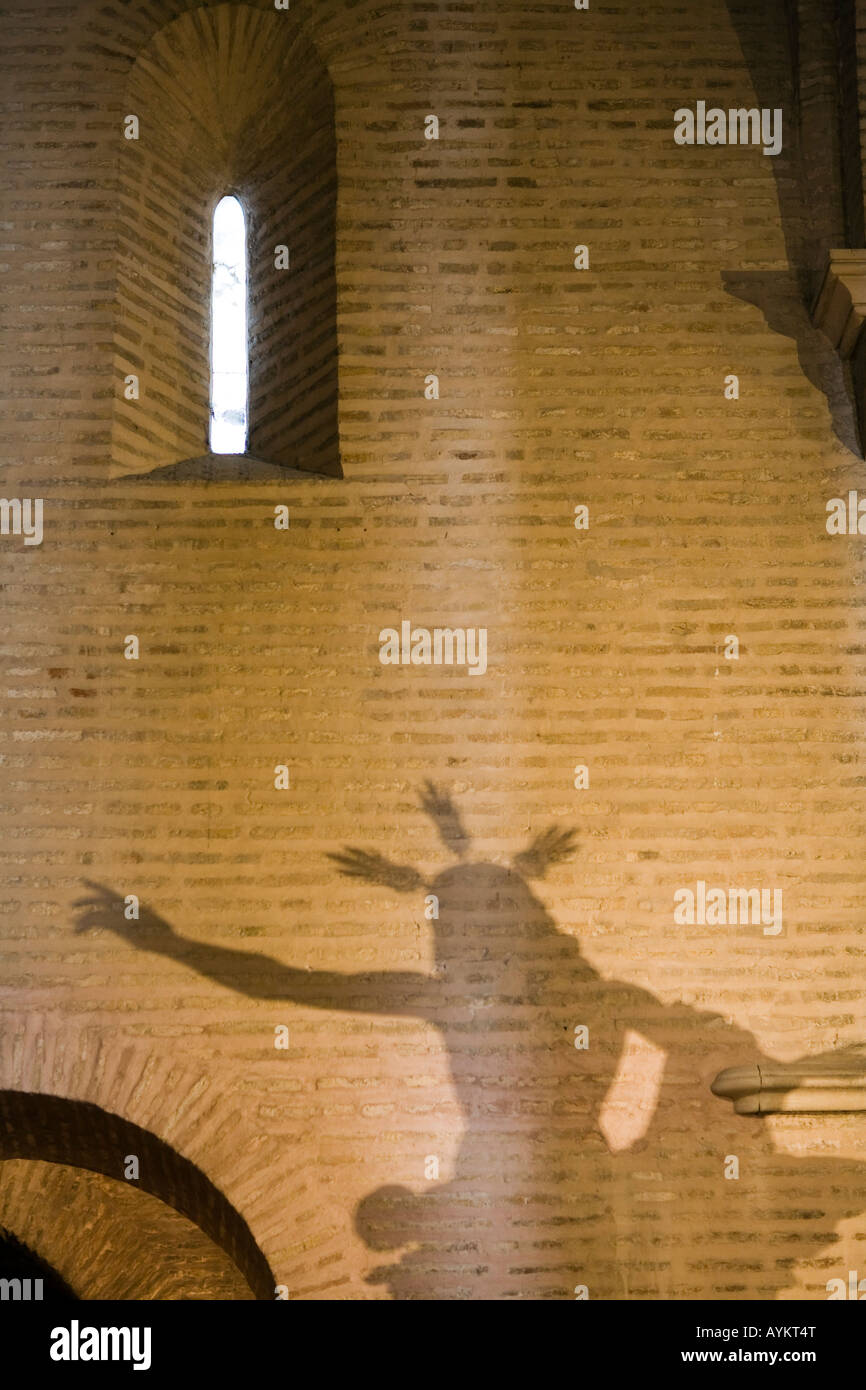 L'ombre d'une image de Jésus Christ ressuscité sur un mur de l'église Santa Marina, Séville, Espagne Banque D'Images