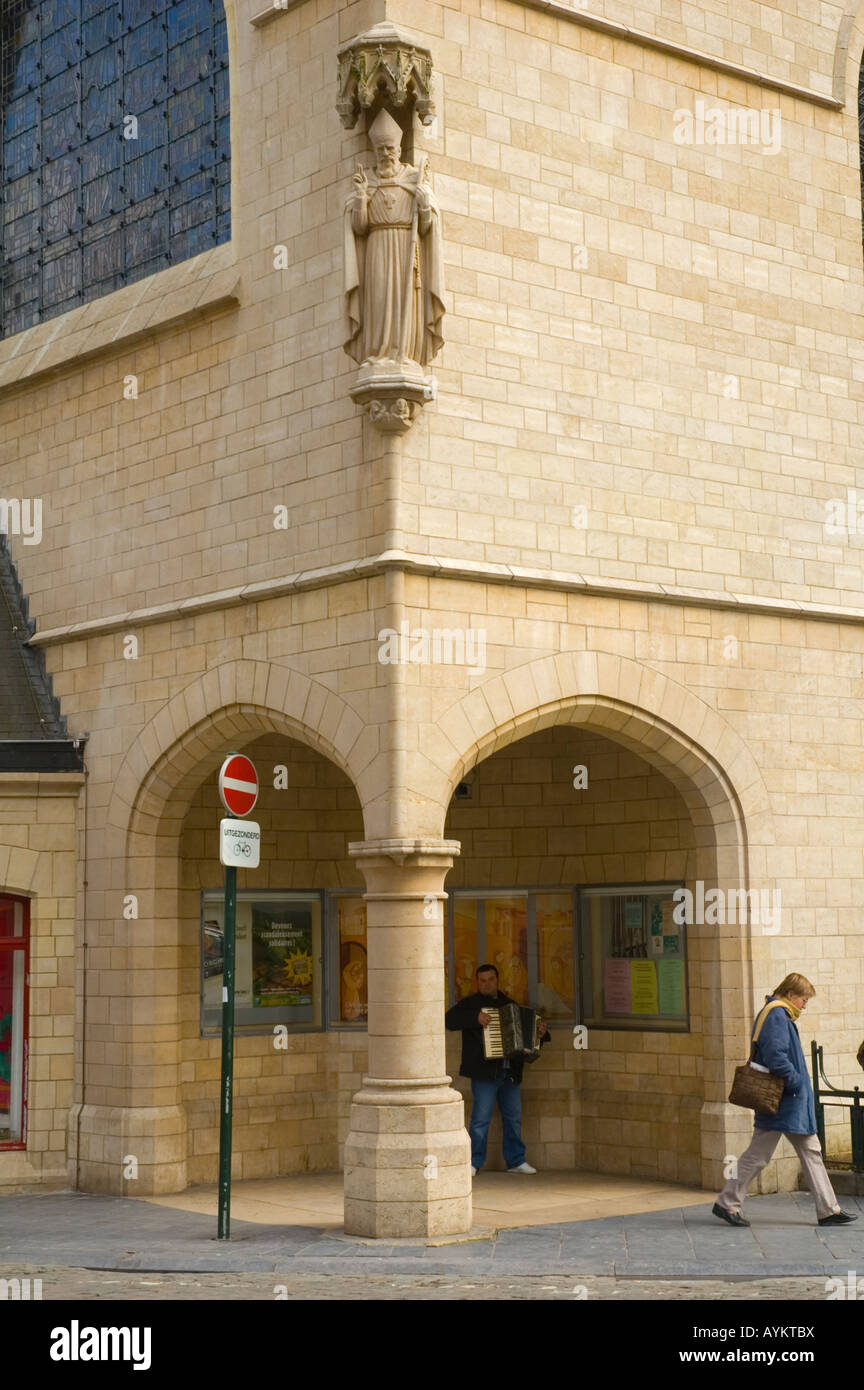 Musicien ambulant statue et une femme au petit ring de Bruxelles Belgique Europe trimestre Banque D'Images