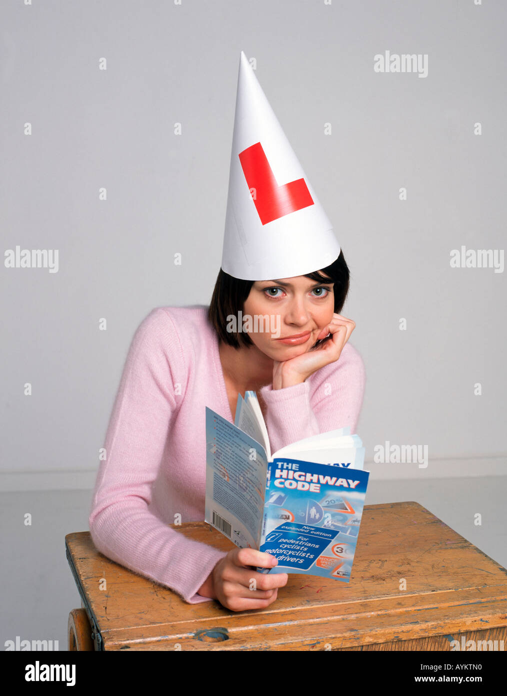 Pilote de l'apprenant à son bureau se débat entre la code de la route examen théorique Banque D'Images