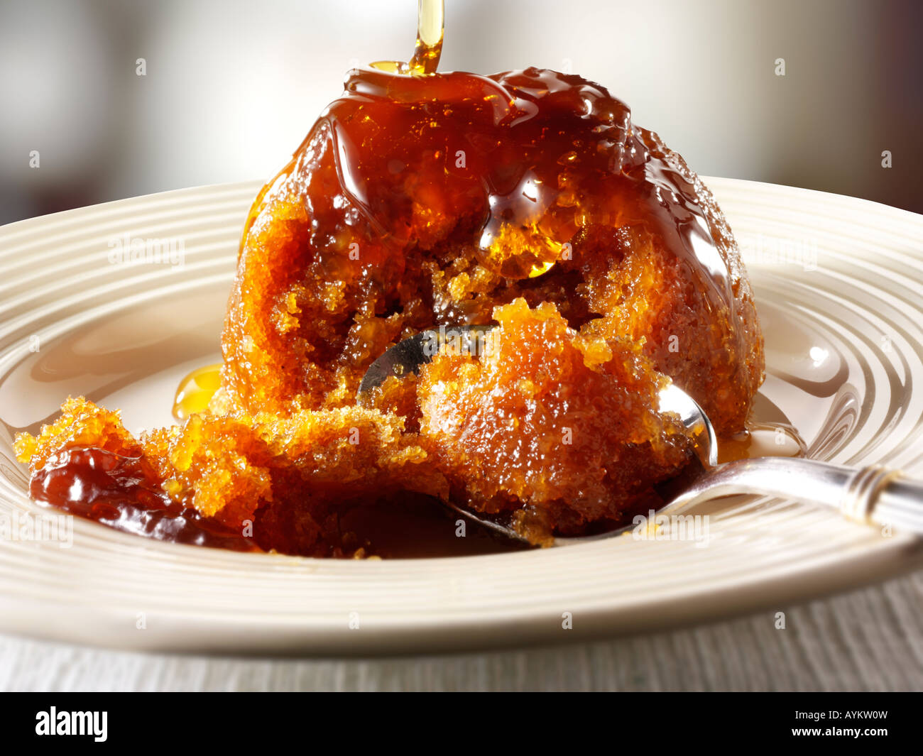 La traditionnelle mousse Caramel dessert Pudding d'être servi sur une assiette Banque D'Images