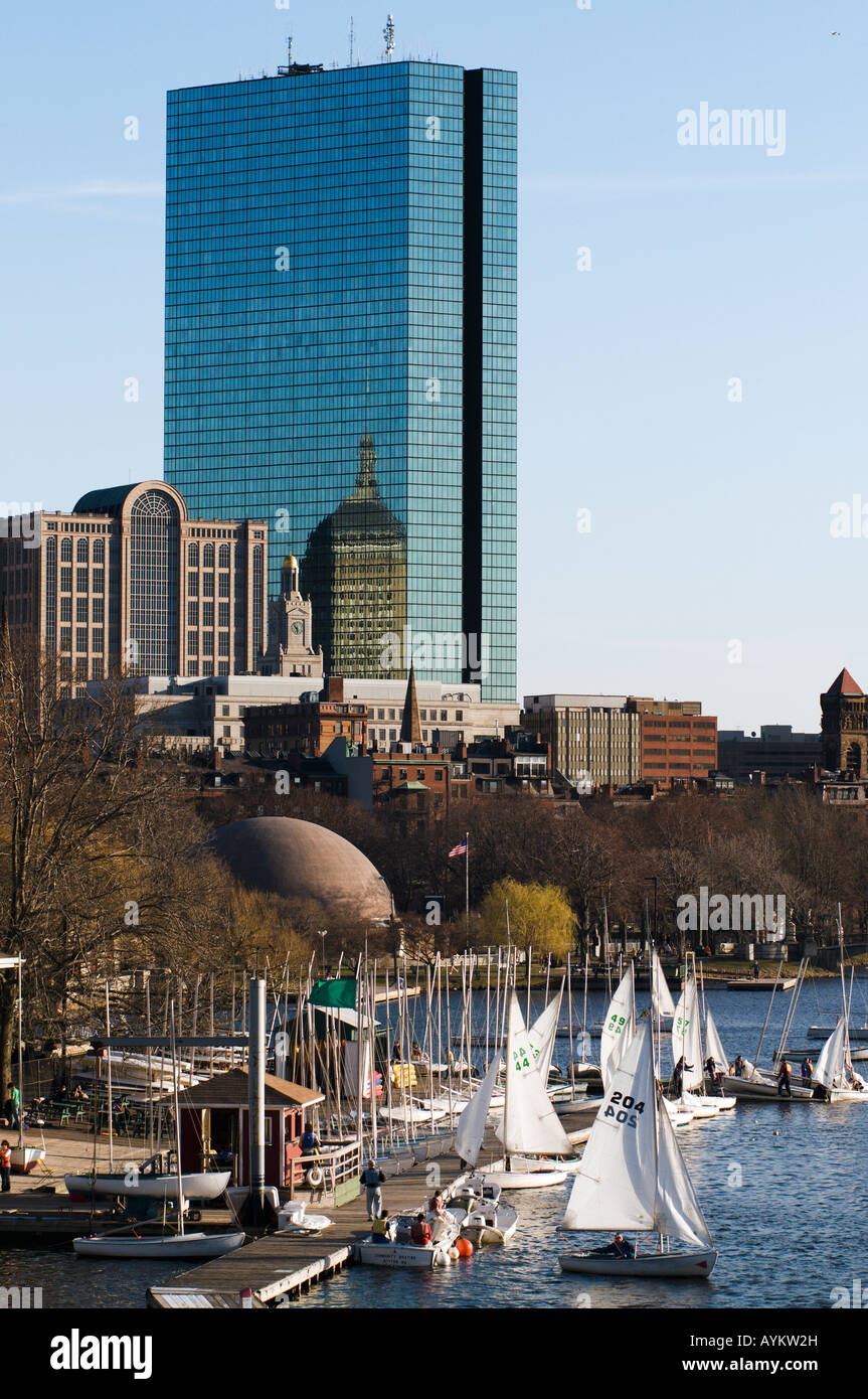 Le printemps à Boston MA. avec les gens de la voile sur la rivière Charles avec le John Hancock Tower derrière. Banque D'Images