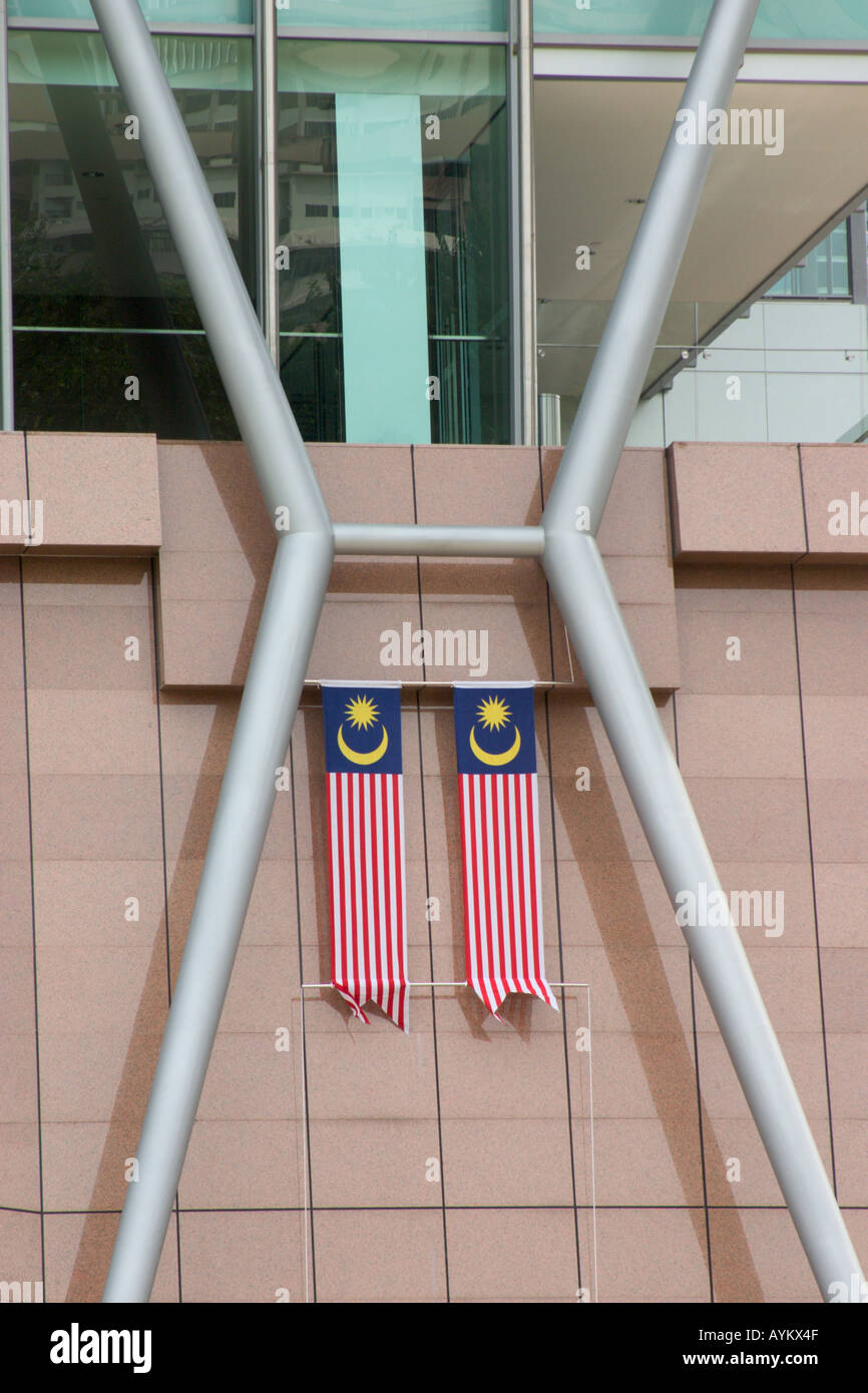 Drapeau de la Malaisie sur la construction. Banque D'Images