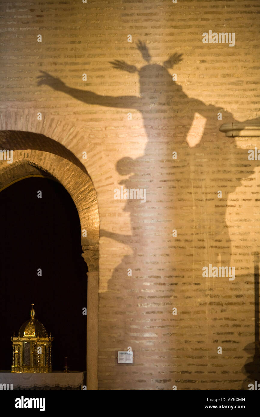 L'ombre d'une image de Jésus Christ ressuscité sur un mur de l'église Santa Marina, Séville, Espagne Banque D'Images