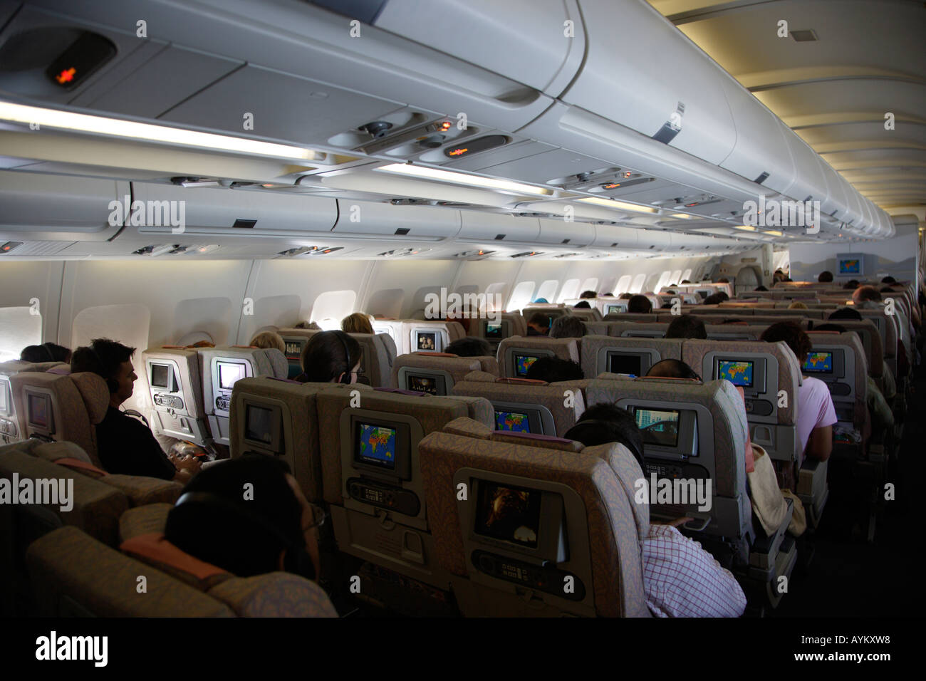 Les passagers à bord d'Emirates Airlines vol EK106 Airbus 330 Banque D'Images