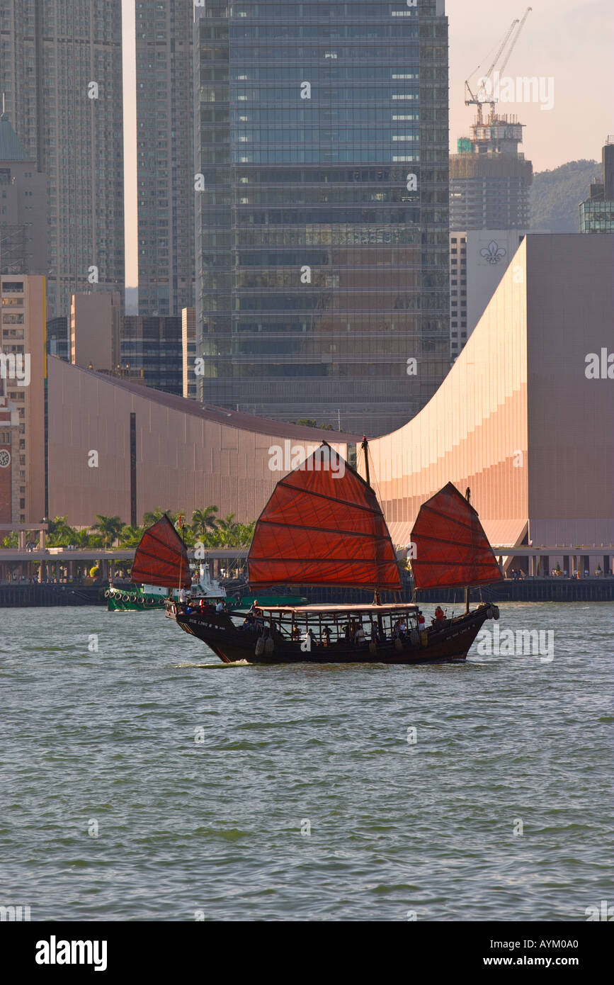 Un voile dans le port de Victoria avec Centre Culturel bâtiment en arrière-plan La Chine Hong Kong Banque D'Images
