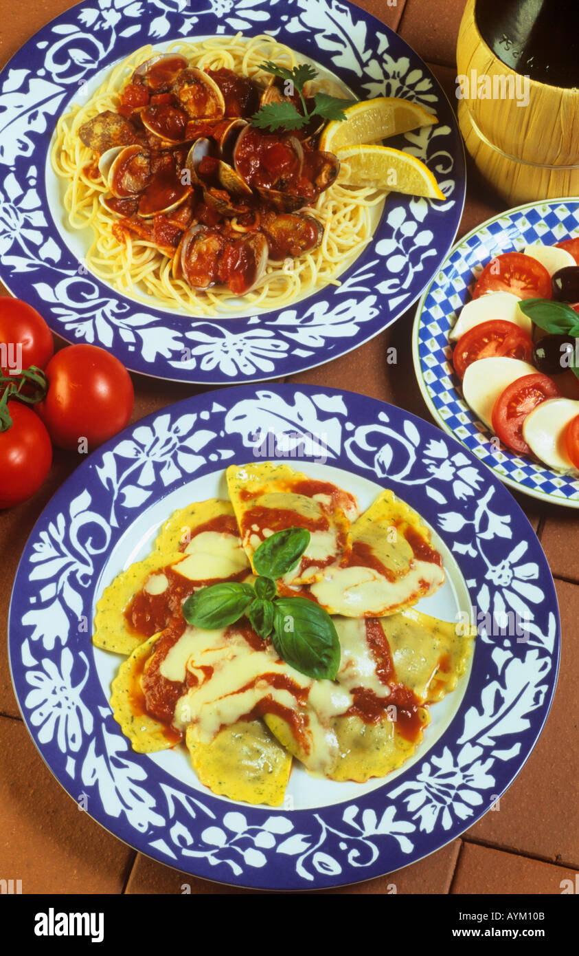 Spaghetti aux palourdes raviolis et Insalata Caprese Italie Banque D'Images