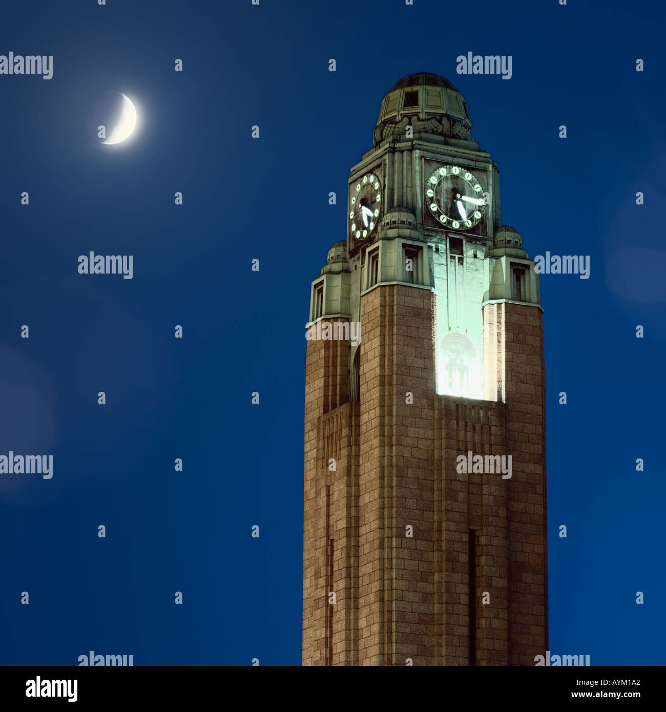 Croissant de lune et la tour de l'horloge de la gare d'Helsinki, Helsinki, Finlande Banque D'Images