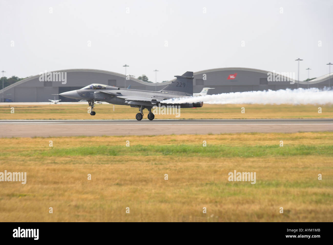 Saab Gripen accélère après décollage avec burn & fumée blanche Banque D'Images