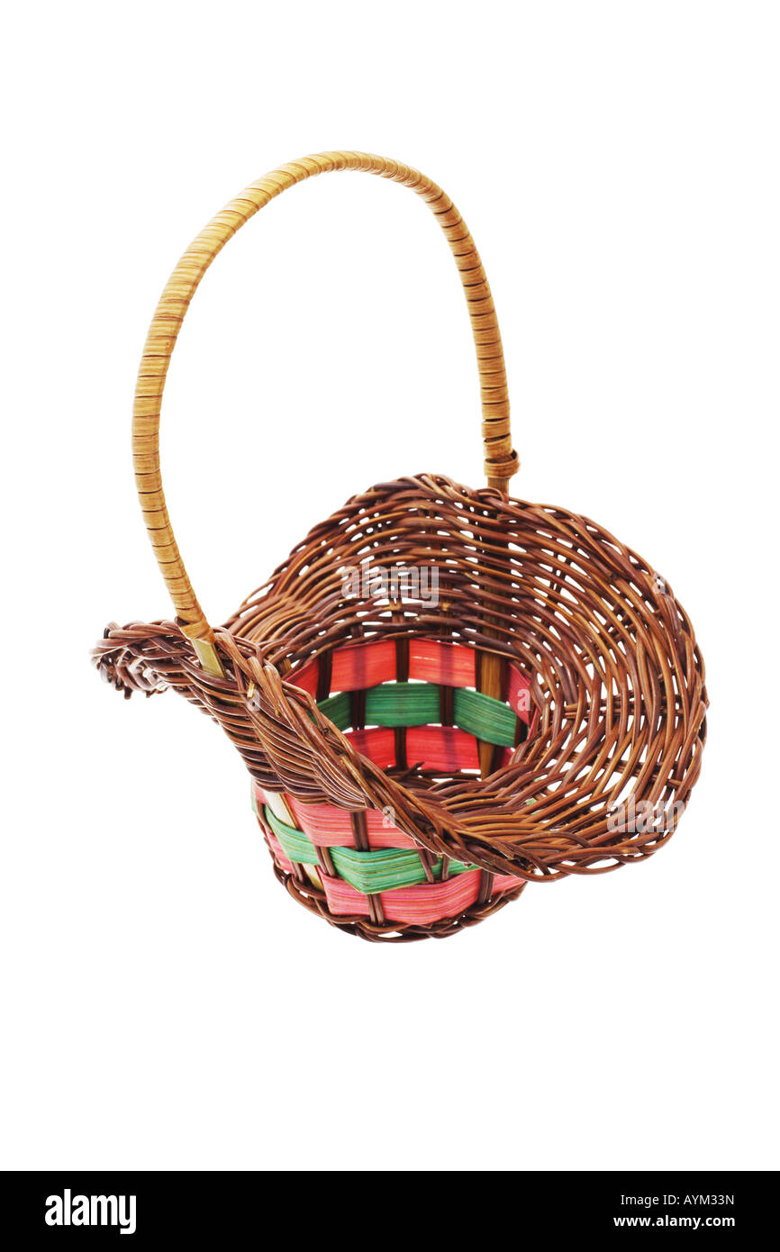 Cadeaux mini vide panier en osier sur fond blanc Banque D'Images