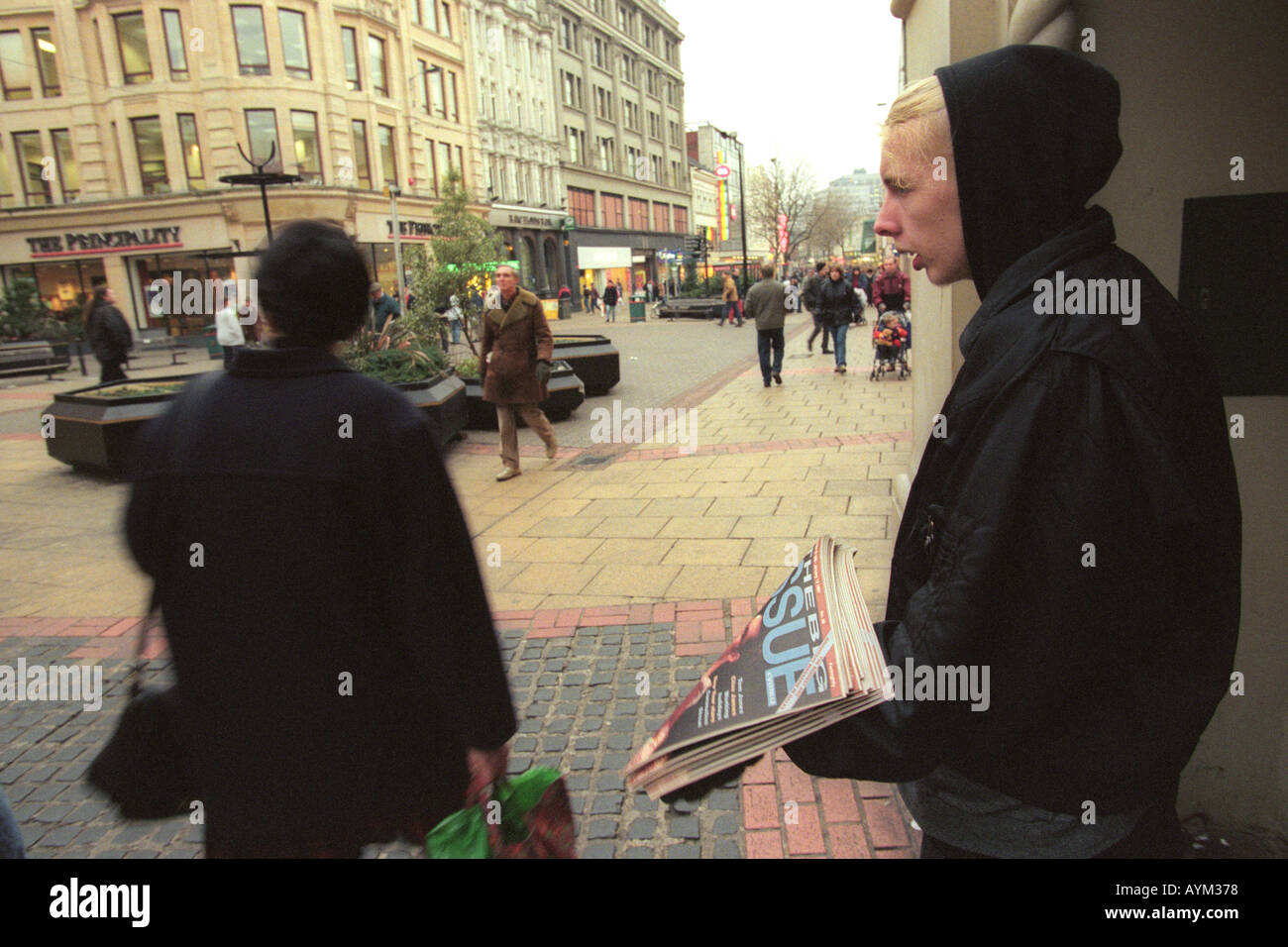 Un sans-abri de vendre la grande question magazine dans les rues dans le centre-ville de Cardiff South Wales UK Banque D'Images Un sans-abri de vendre la grande question magazine dans les rues dans le centre-ville de Cardiff South Wales UK Banque D'Images