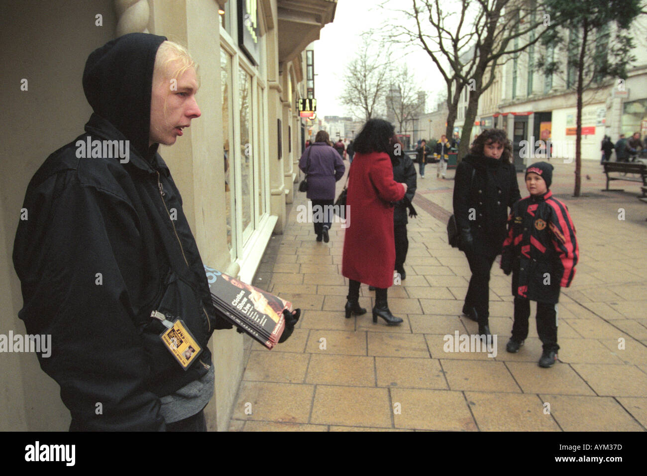 Un sans-abri de vendre la grande question magazine dans les rues dans le centre-ville de Cardiff South Wales UK Banque D'Images Un sans-abri de vendre la grande question magazine dans les rues dans le centre-ville de Cardiff South Wales UK Banque D'Images