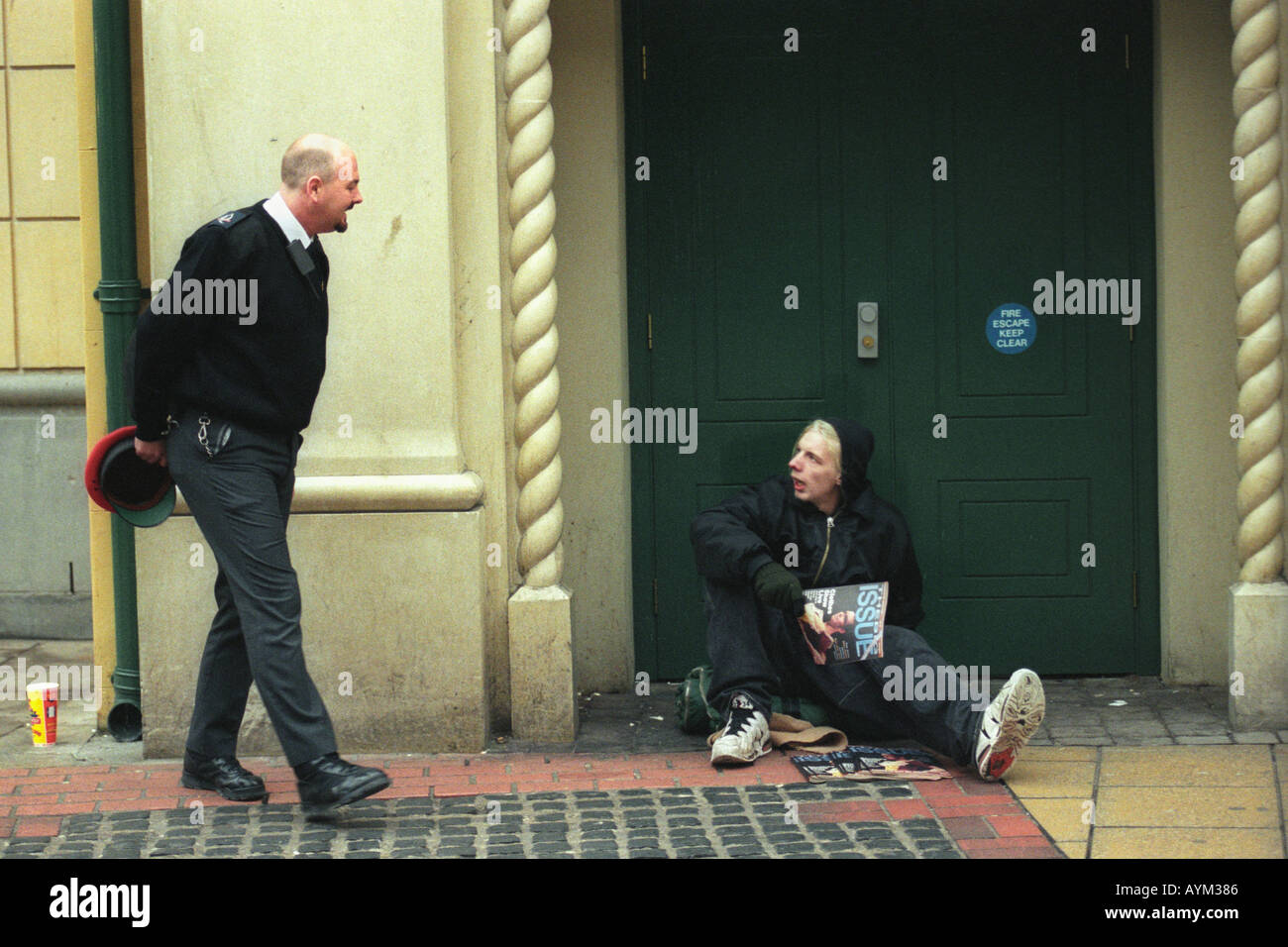 Un sans-abri de vendre la grande question magazine dans les rues dans le centre-ville de Cardiff South Wales UK Banque D'Images Un sans-abri de vendre la grande question magazine dans les rues dans le centre-ville de Cardiff South Wales UK Banque D'Images