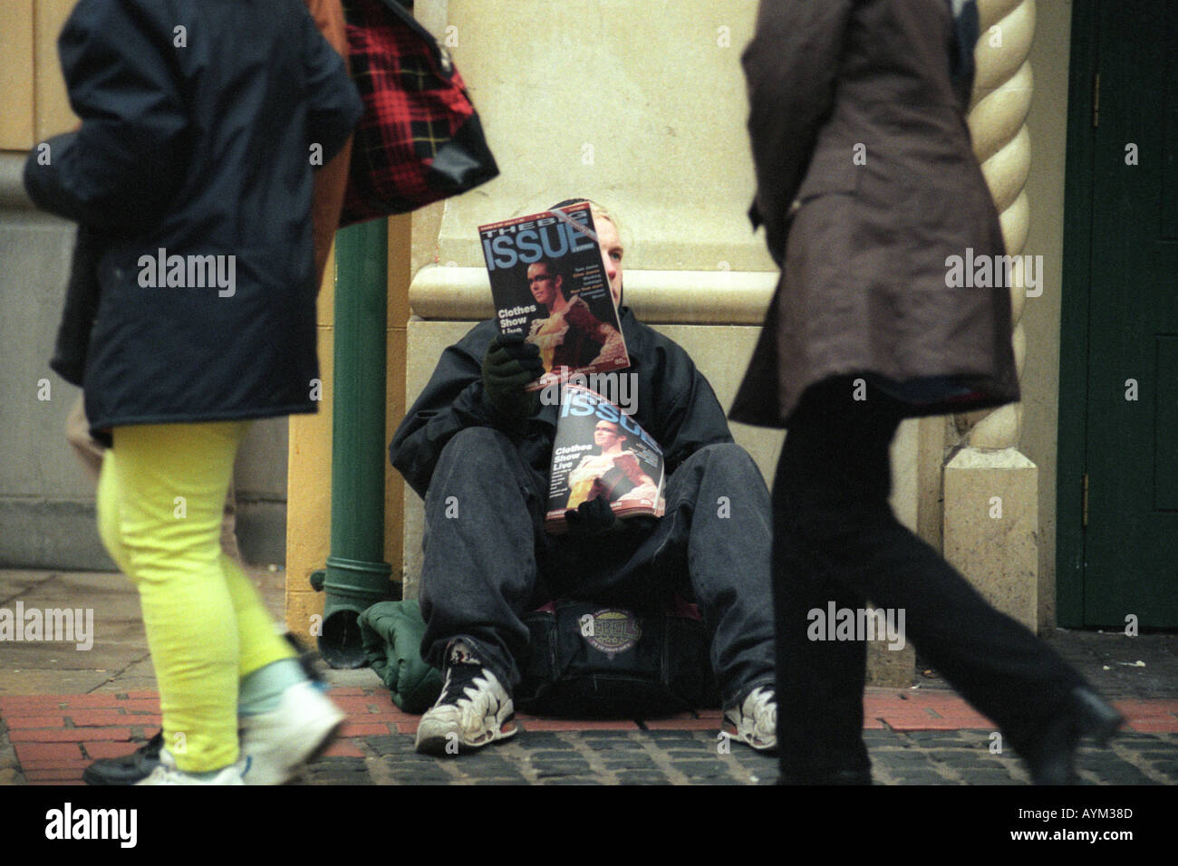 Un sans-abri de vendre la grande question magazine dans les rues dans le centre-ville de Cardiff South Wales UK Banque D'Images Un sans-abri de vendre la grande question magazine dans les rues dans le centre-ville de Cardiff South Wales UK Banque D'Images