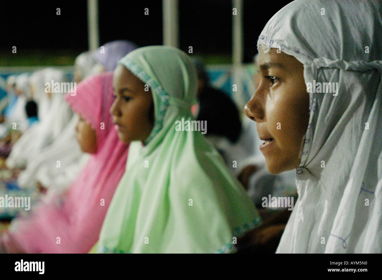 Les jeunes filles musulmanes à Banda Aceh en Indonésie à la prière du soir. Banque D'Images