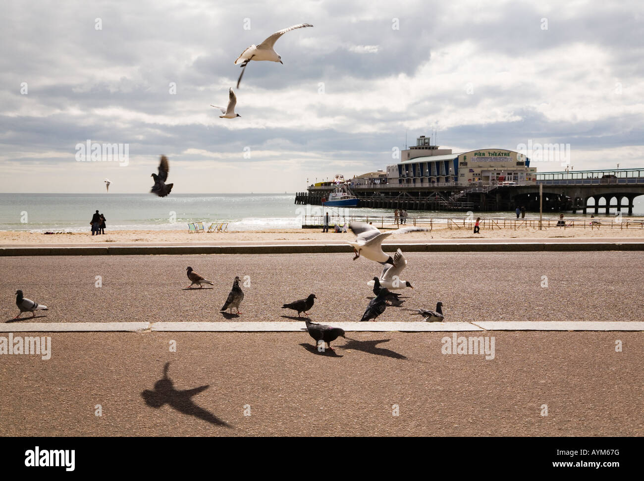 Front de mer de Bournemouth et de la jetée. Le Dorset. UK Banque D'Images