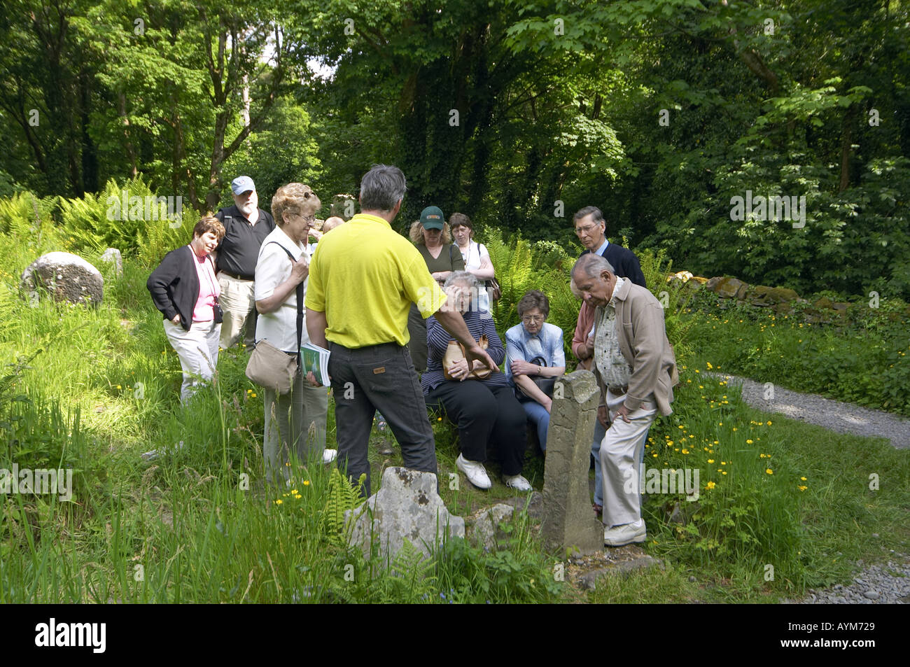 Tour guide pointant vers la pierre de l'Île Inchagoill Lugna Lough Corrib Co Mayo Irlande Banque D'Images