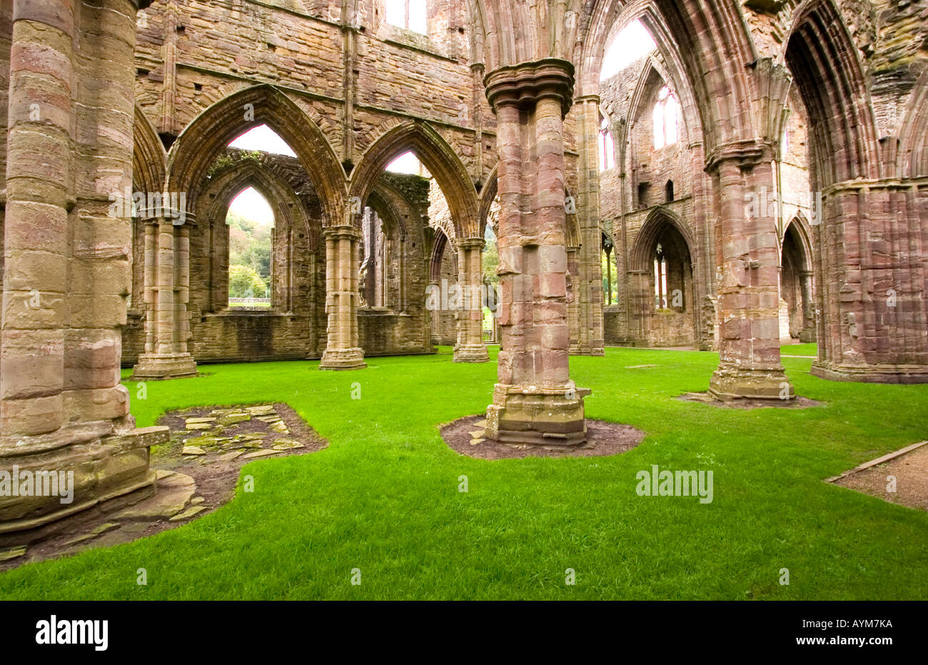 L'intérieur de ruines de l'abbaye de tintern Wales Banque D'Images