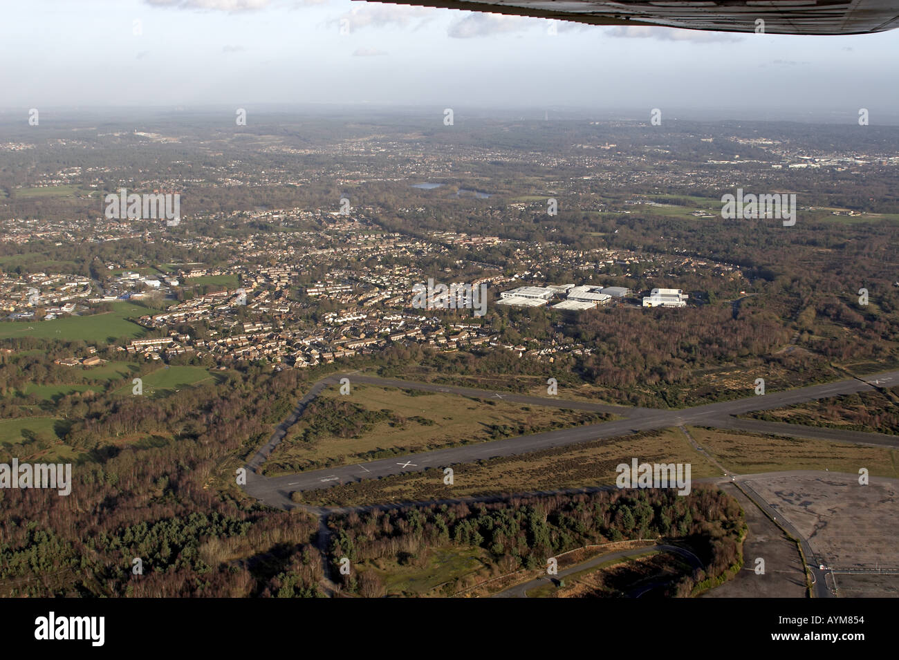 Vue aérienne de Yateley et Blackwater dans le Hampshire à Camberley dans le Surrey en Angleterre la distance Banque D'Images
