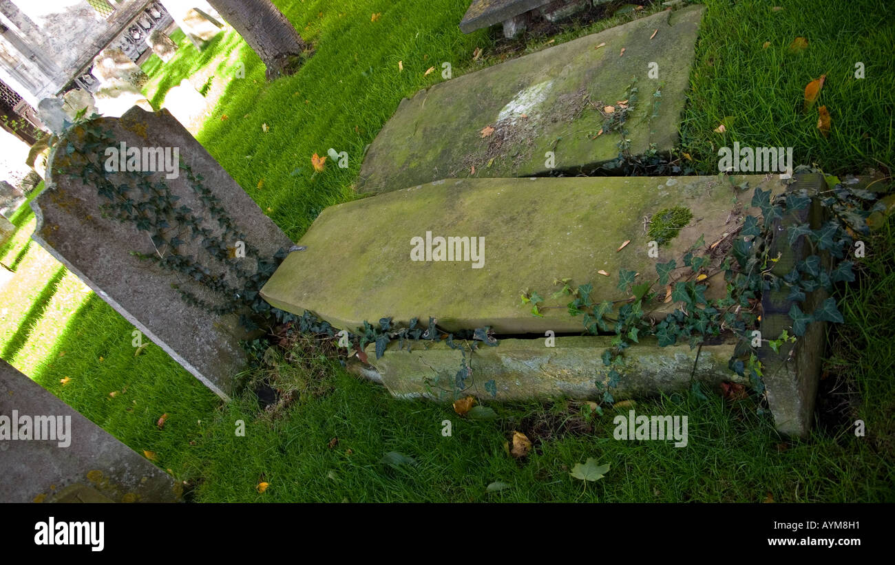 Fermé grave dans cimetière de l'église de St Michel, Beccles, Suffolk, Angleterre, Royaume-Uni Banque D'Images