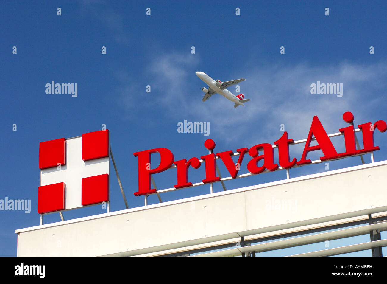 Passage d'aéronefs sur le siège de la compagnie aérienne PrivatAir Genève Suisse Banque D'Images