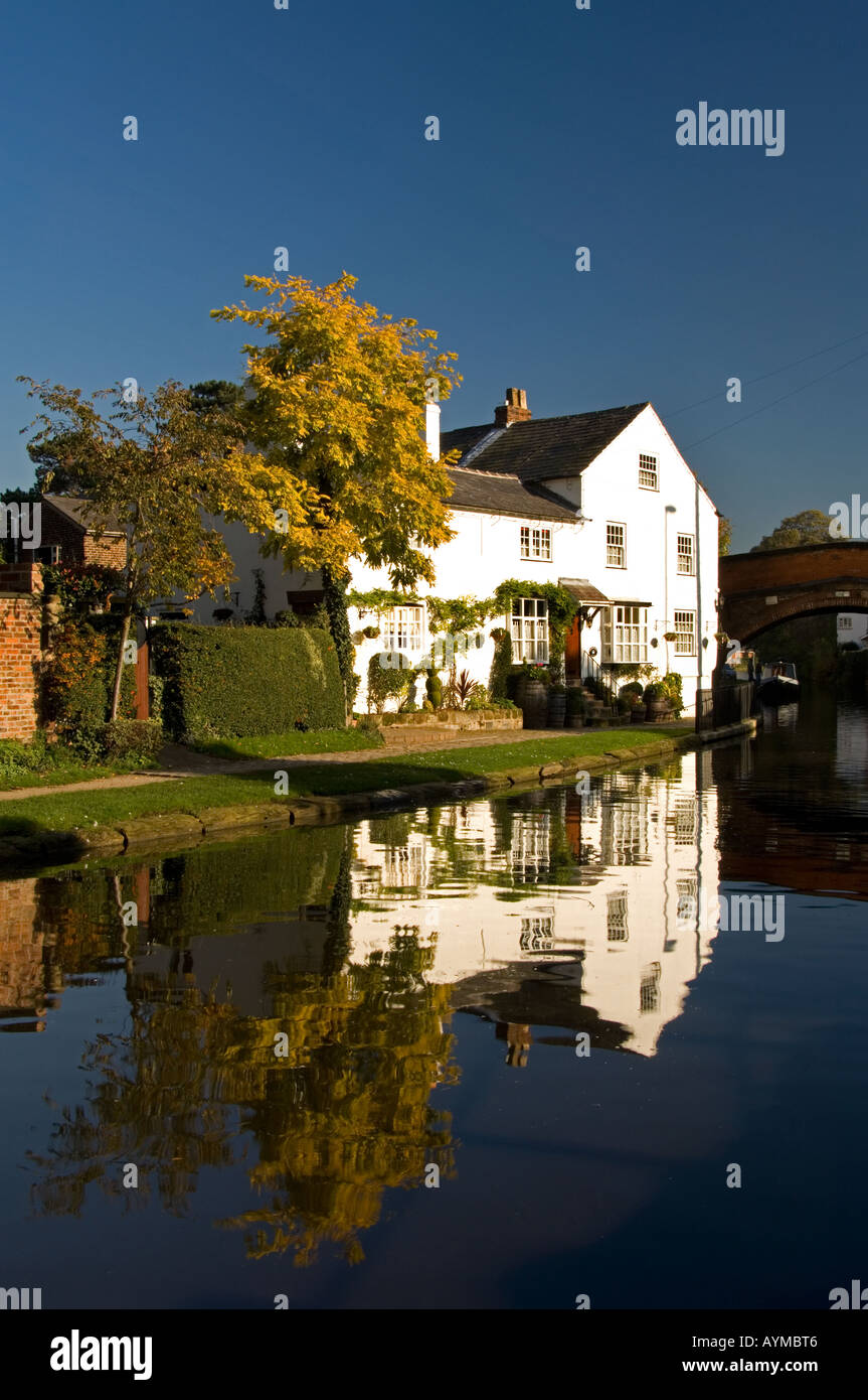 Bridgewater House reflète dans le canal de Bridgewater, Lymm, Cheshire, England, UK Banque D'Images