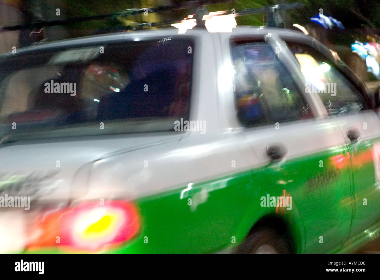 Vert floue taxi la nuit dans la ville de Mexico Banque D'Images