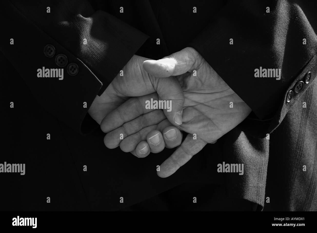 Stock photo en noir et blanc d'un homme avec ses mains croisées derrière le dos tourné Novembre 2006 Banque D'Images