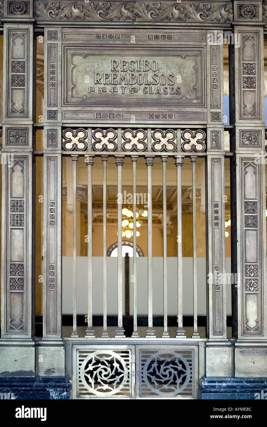 Beaux Art déco détaillées grill et compteur dans Correo Mayor le bureau de poste principal de la ville de Mexico Banque D'Images