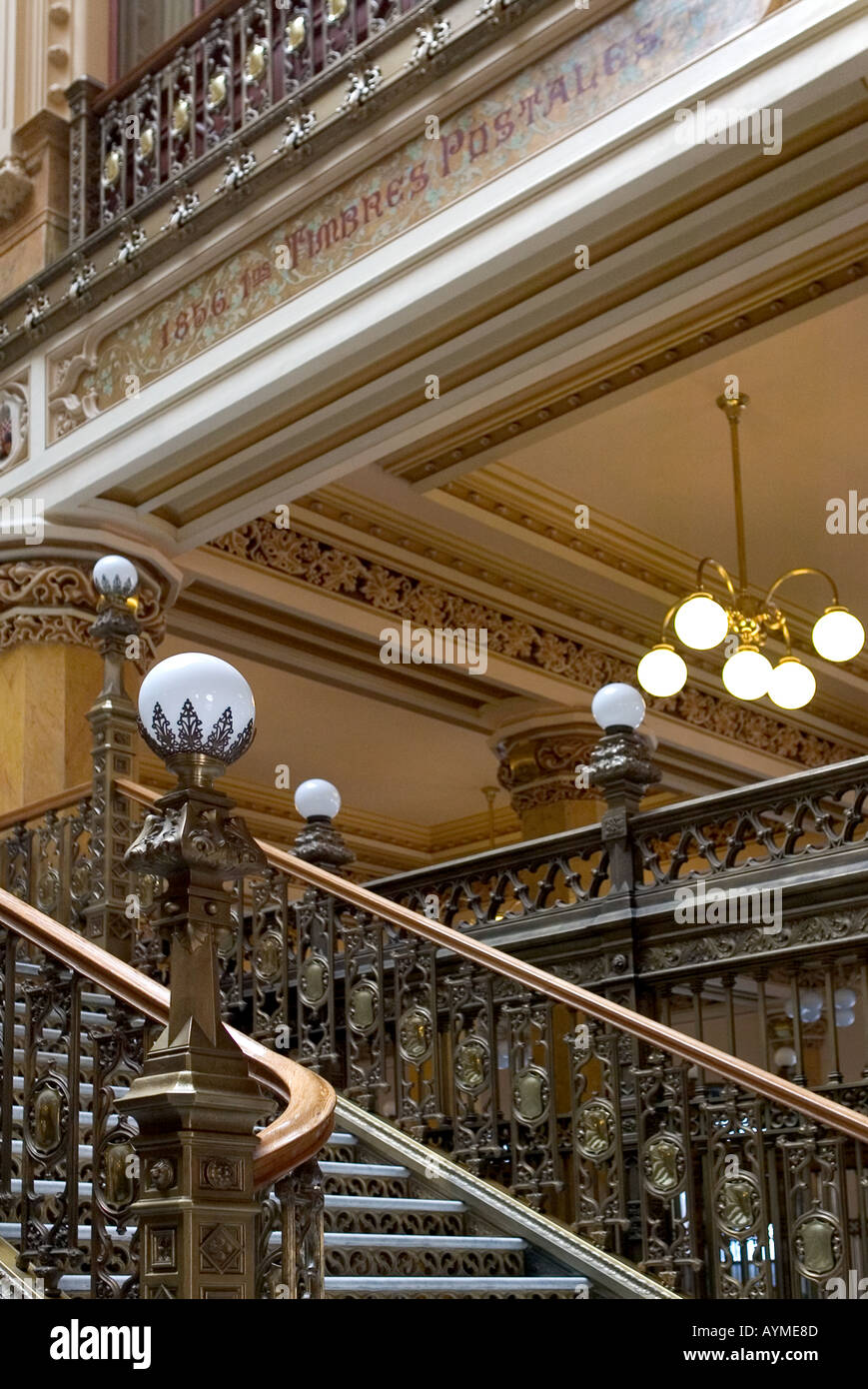 Belles lampes Art déco escaliers détaillée et bannister dans Correo Mayor le bureau de poste principal de la ville de Mexico Banque D'Images