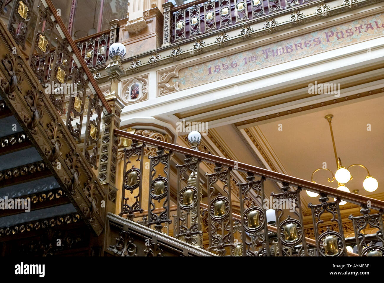 Belles lampes Art déco escaliers détaillée et bannister dans Correo Mayor le bureau de poste principal de la ville de Mexico Banque D'Images