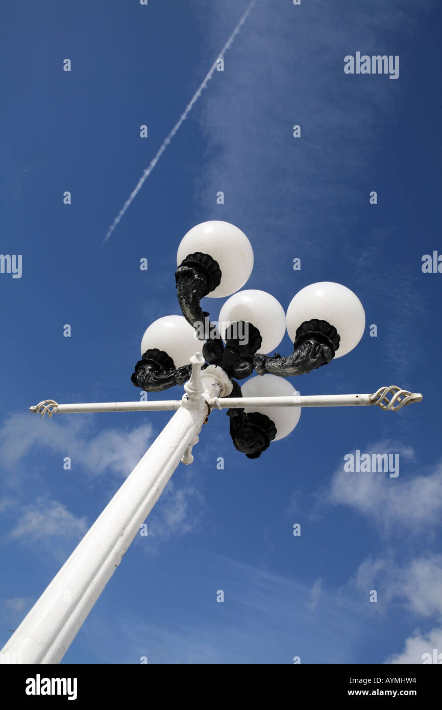 L'ancien gaz lampe rue convertie en électricité, la jetée de Brighton, Sussex, England, UK Banque D'Images