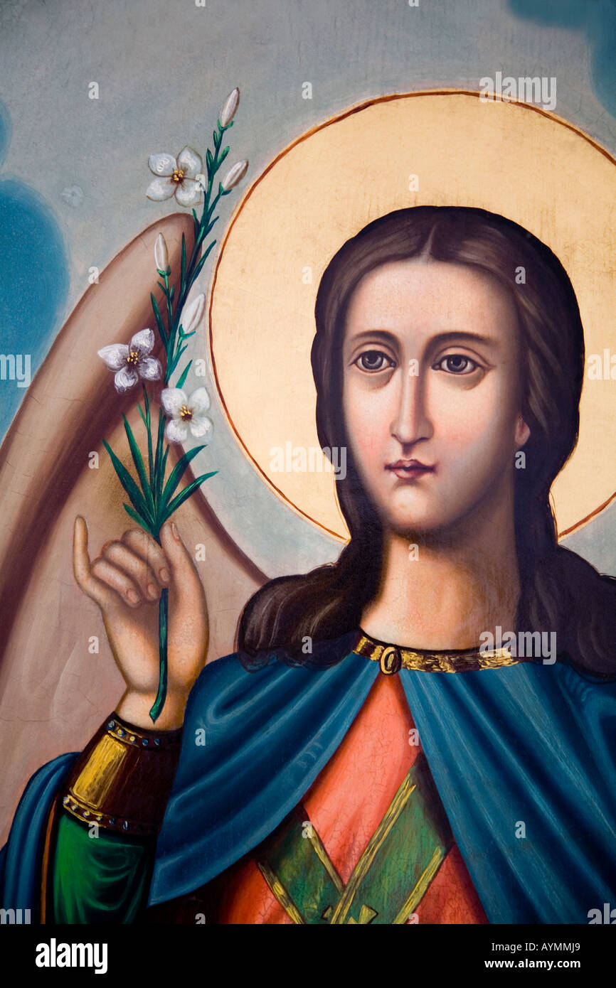 L'Annonciation. L'Archange Gabriel offre une fleur blanche lilly à Madonna annonçant qu'elle était enceinte de Jésus Banque D'Images