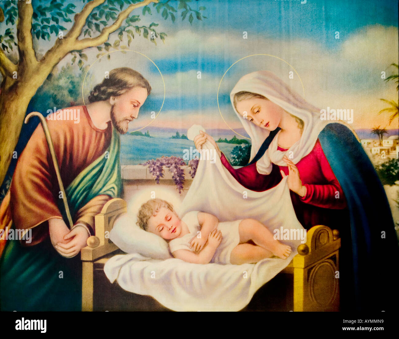 Vierge Marie et Josef sur le nouveau-né Jésus Christ d'enfant, en regardant le bébé Holly. Ciel et les arbres en arrière-plan Banque D'Images