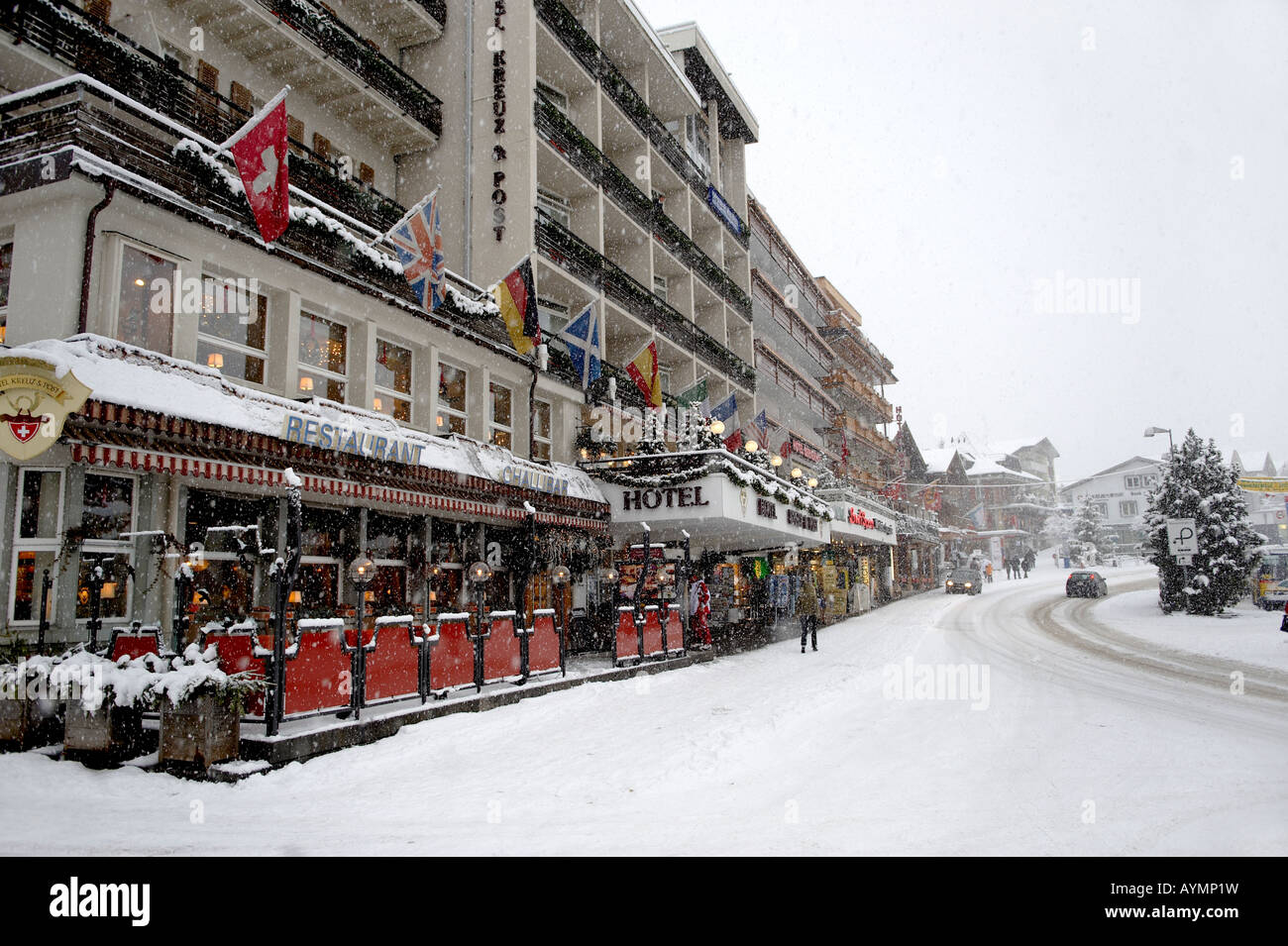 Hotel Kreuz et poster et magasins de ski en neige lourde chute - Grindelwald - Brenese Alpes Suisses Banque D'Images