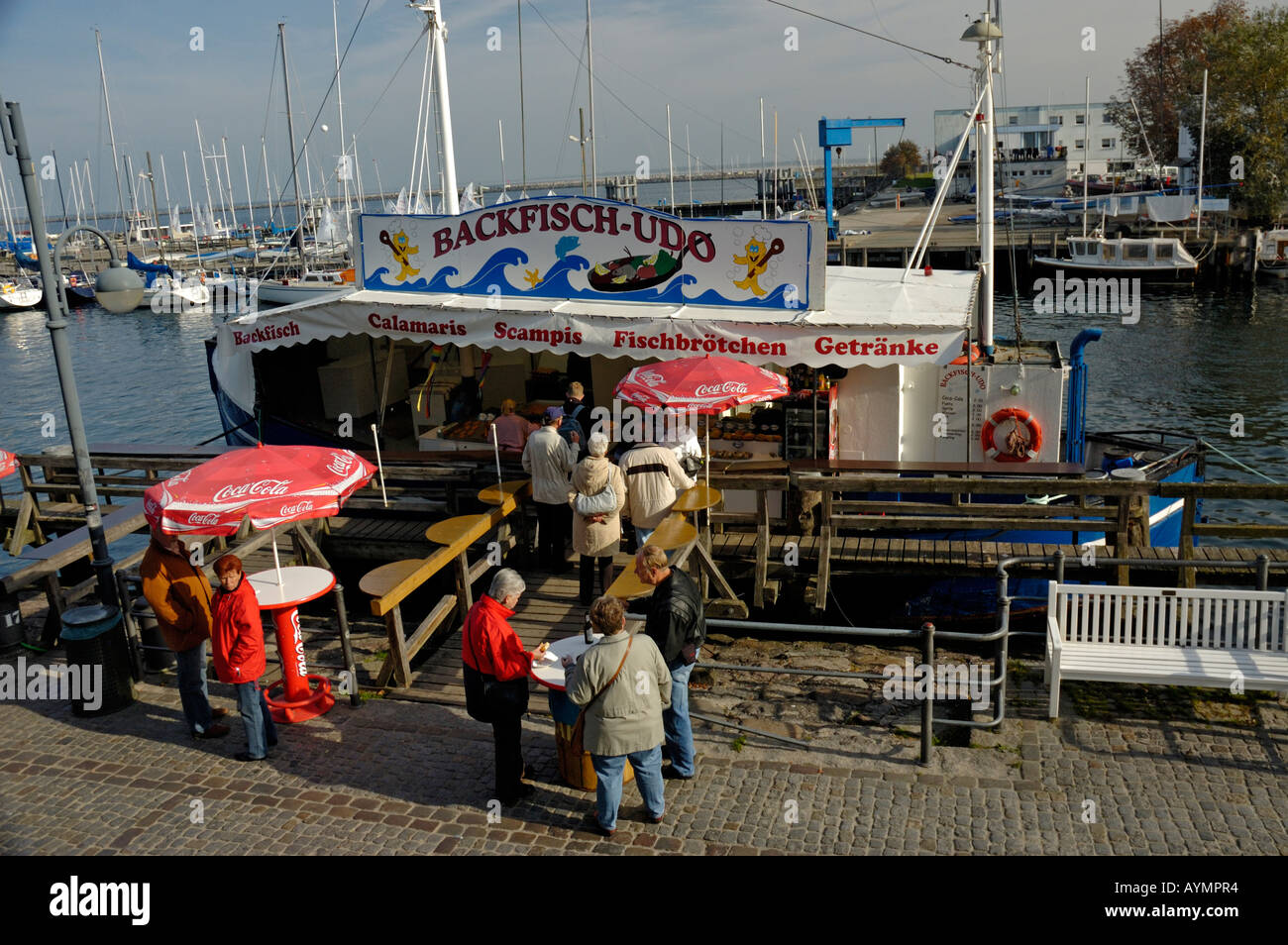 Snack-bar sur un vieux bateau de pêche, Warnemünde, Allemagne. Banque D'Images